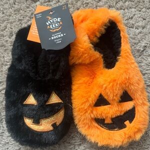 NEW Hyde & EEK Halloween black/orange jack-o-lantern fuzzy slippers: S/M, 5-7